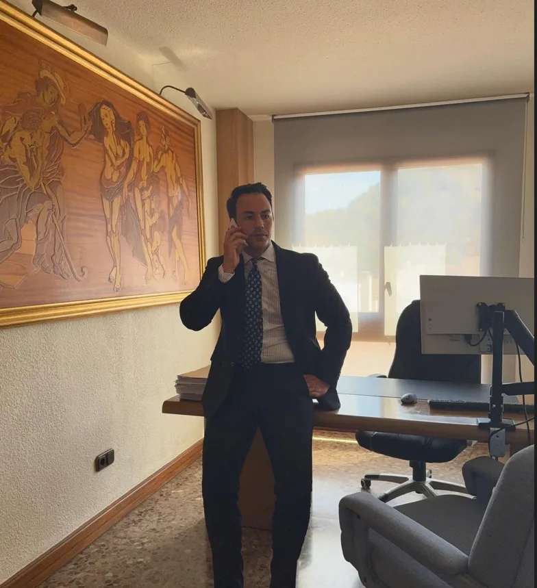 José Moreno Bernal, abogado penalista, atendiendo por teléfono en su despacho de Alicante